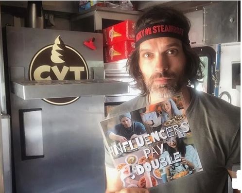 تابلویی علیه سوءاستفاده اینفلوئنسر&zwnj;ها (+عکس)