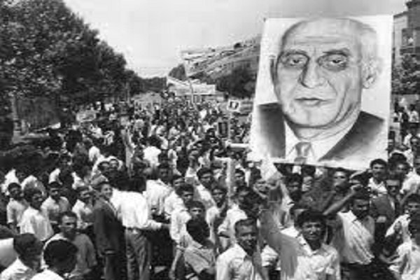 30 تیر؛ قیام برای بازگشت دکتر مصدق/ نخستوزیری که نمیخواست بیاختیار کار کند 30 تیر؛ قیام برای بازگشت دکتر مصدق/ نخستوزیری که نمیخواست بیاختیار کار کند