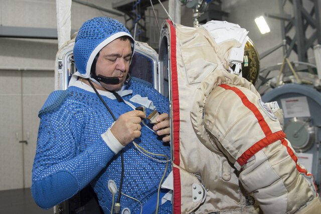 فرمانده ناو سایوز-۱۵ آماده راهپیمایی فضایی شد