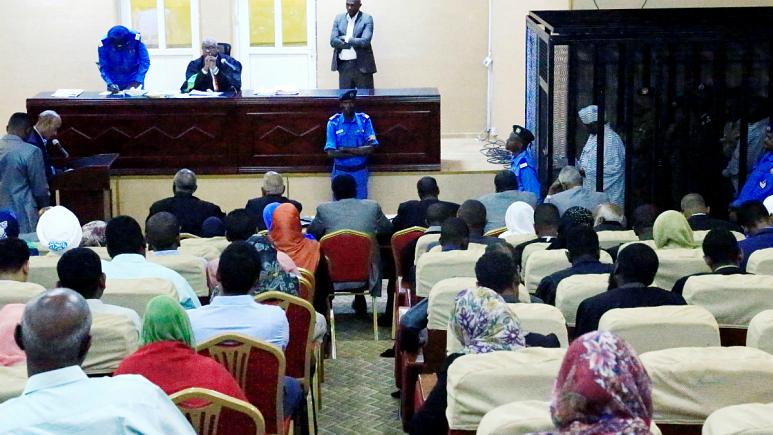 محاکمه عمر البشیر در قفس/ رشوه 90 میلیون دلاری ولیعهد سعودی (+عکس)