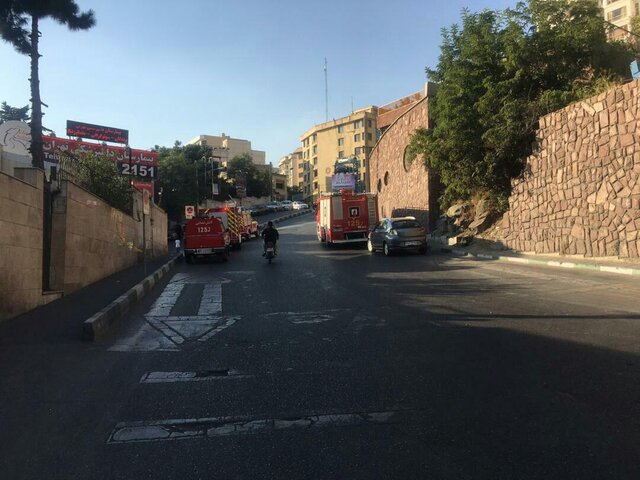 مهار به موقع داربست های در حالت ریزش ساختمانِ 9 طبقه (+عکس)