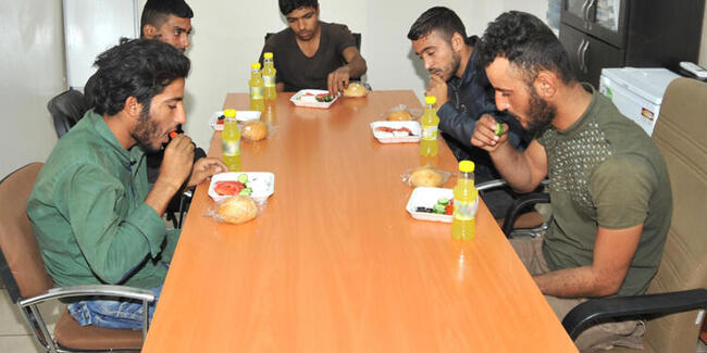 تسلیم 24 شبه نظامی کرد به ارتش ترکیه (+عکس) تسلیم 24 شبه نظامی کرد به ارتش ترکیه (+عکس)