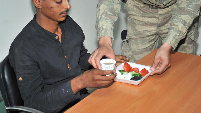 تسلیم 24 شبه نظامی کرد به ارتش ترکیه (+عکس) تسلیم 24 شبه نظامی کرد به ارتش ترکیه (+عکس)