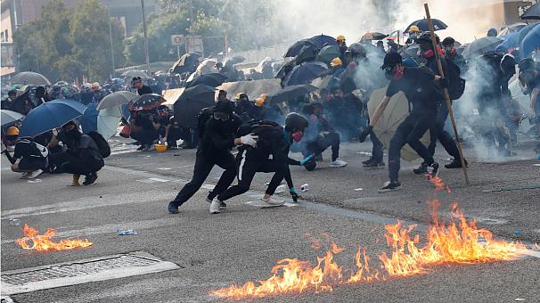 هنگ کنگ: درگیری شدید پلیس با معترضان همزمان با جشن ۷۰ سالگی چین کمونیست&nbsp;