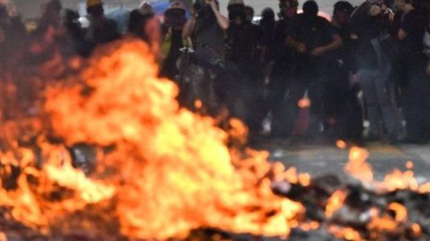 هنگ کنگ: درگیری شدید پلیس با معترضان همزمان با جشن ۷۰ سالگی چین کمونیست&nbsp;