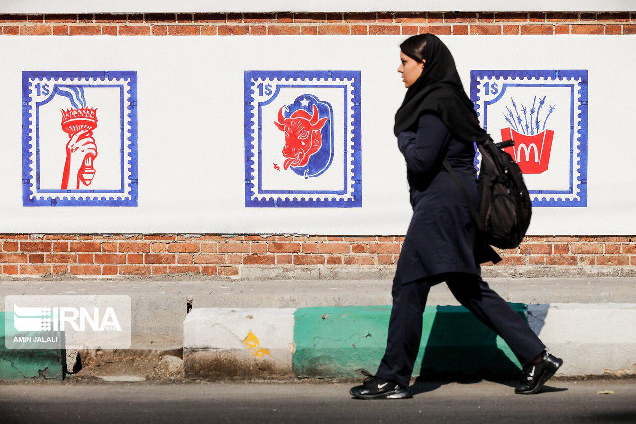 رونمایی از دیوارنگاره&zwnj;های سفارت سابق آمریکا (+عکس)