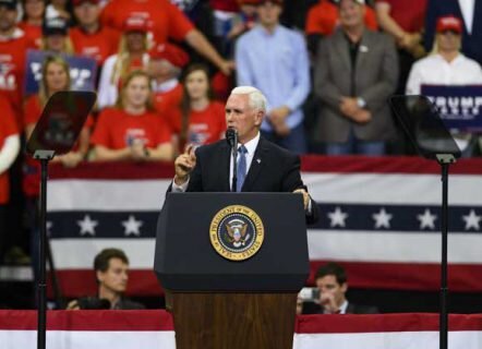 مایک پنس: مردم آمریکا در کنار مردم ایران ایستاده&zwnj;اند