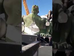 جنجال تخریب مجسمه ها در ریاض سعودی / انتقاد از اختلاط زنان و مردان /  مجسمه های زیبا یا بت های شیطانی