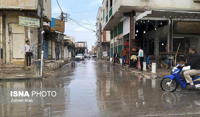 آبگرفتگی معابر در بوشهر/ خودروهایی که غرق می شوند