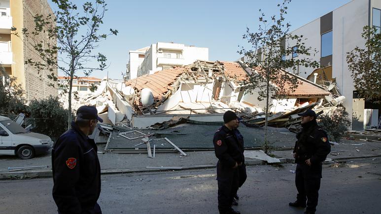 نجات آسیبدیدگان زلزله در آلبانی (+عکس) نجات آسیبدیدگان زلزله در آلبانی (+عکس)