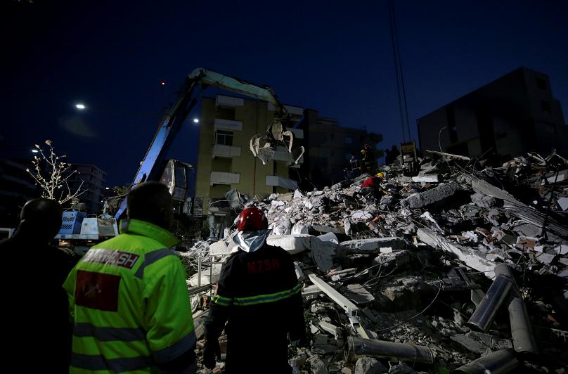 نجات آسیبدیدگان زلزله در آلبانی (+عکس) نجات آسیبدیدگان زلزله در آلبانی (+عکس)