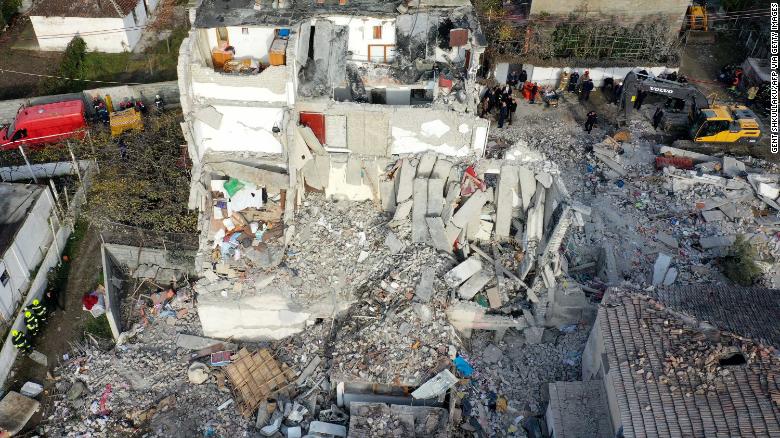 نجات آسیبدیدگان زلزله در آلبانی (+عکس) نجات آسیبدیدگان زلزله در آلبانی (+عکس)