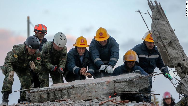 نجات آسیبدیدگان زلزله در آلبانی (+عکس) نجات آسیبدیدگان زلزله در آلبانی (+عکس)