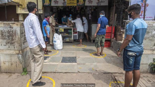 اموزش دور ایستادن مردم هند