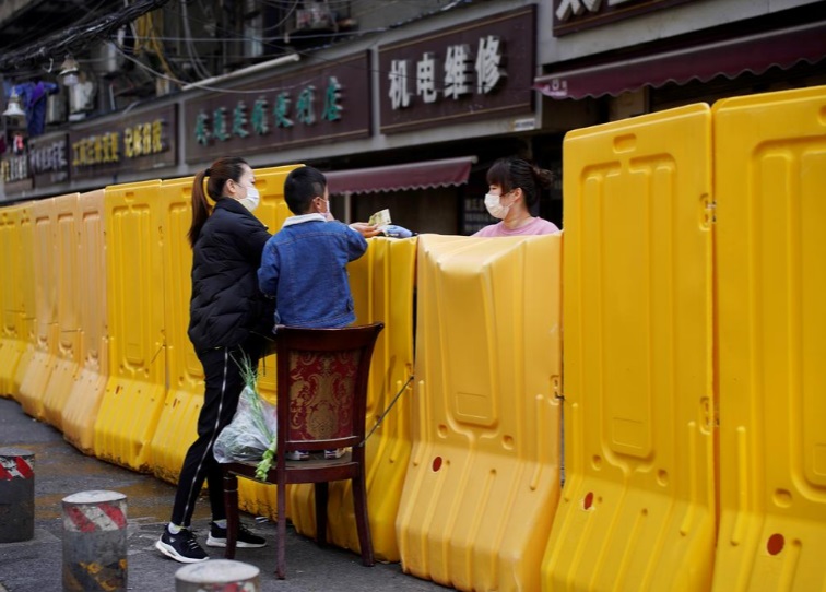 دیوار پلاستیکی برای قرنطینه بهتر در ووهان