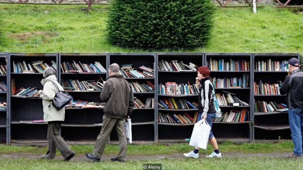 کتابفروشیها در سراسر جهان چگونه با کرونا مقابله میکنند؟ کتابفروشیها