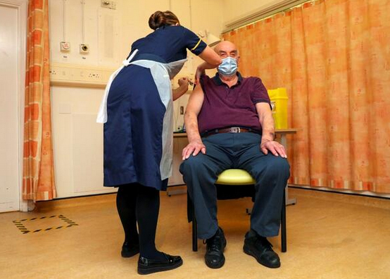 تزریق نخستین دوز واکسن کرونا آکسفورد به شهروند بریتانیایی (+عکس)