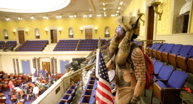 شکل و شمایل عجیب حامی ترامپ در جریان اشغال کنگره (عکس)