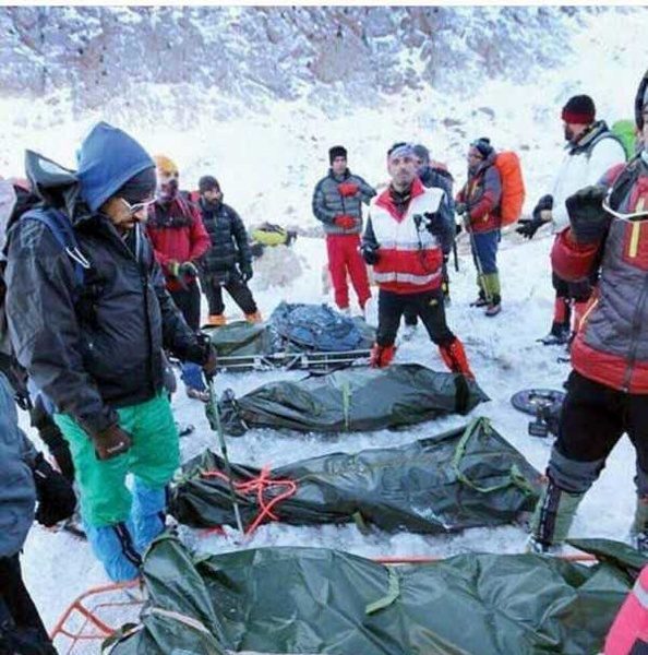 انتقال پیکر ۱۲ جانباخته حادثه سقوط بهمن در ارتفاعات تهران به پزشکی&zwnj;قانونی