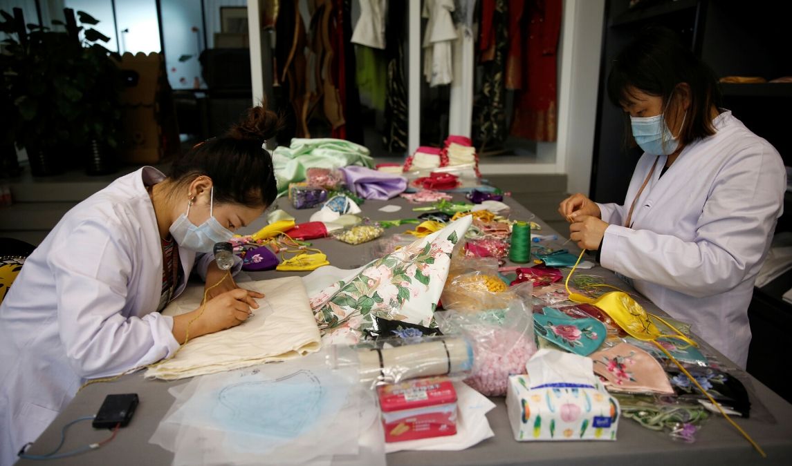 ورود ماسک به صنعت فشن: ساخت ماسکهای لوکس در چین کارگاه تولید ماسک لوکس در چین