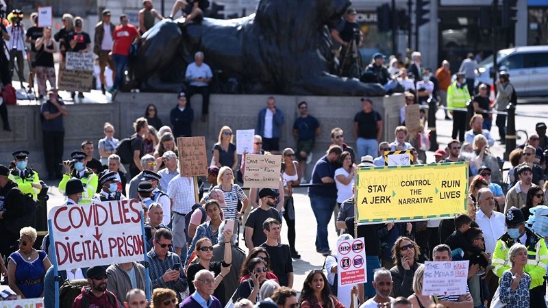 درگیری پلیس با معترضان به قرنطینه در لندن