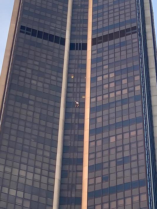 دستگیری مردی که از بلندترین آسمان&zwnj;خراش پاریس بالا رفت