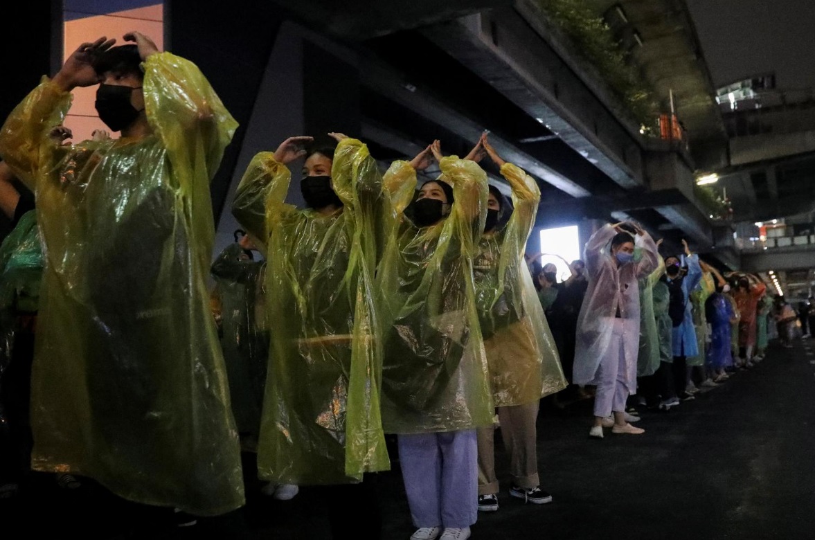 اشاره دست زبان جدید اعتراضات تایلند