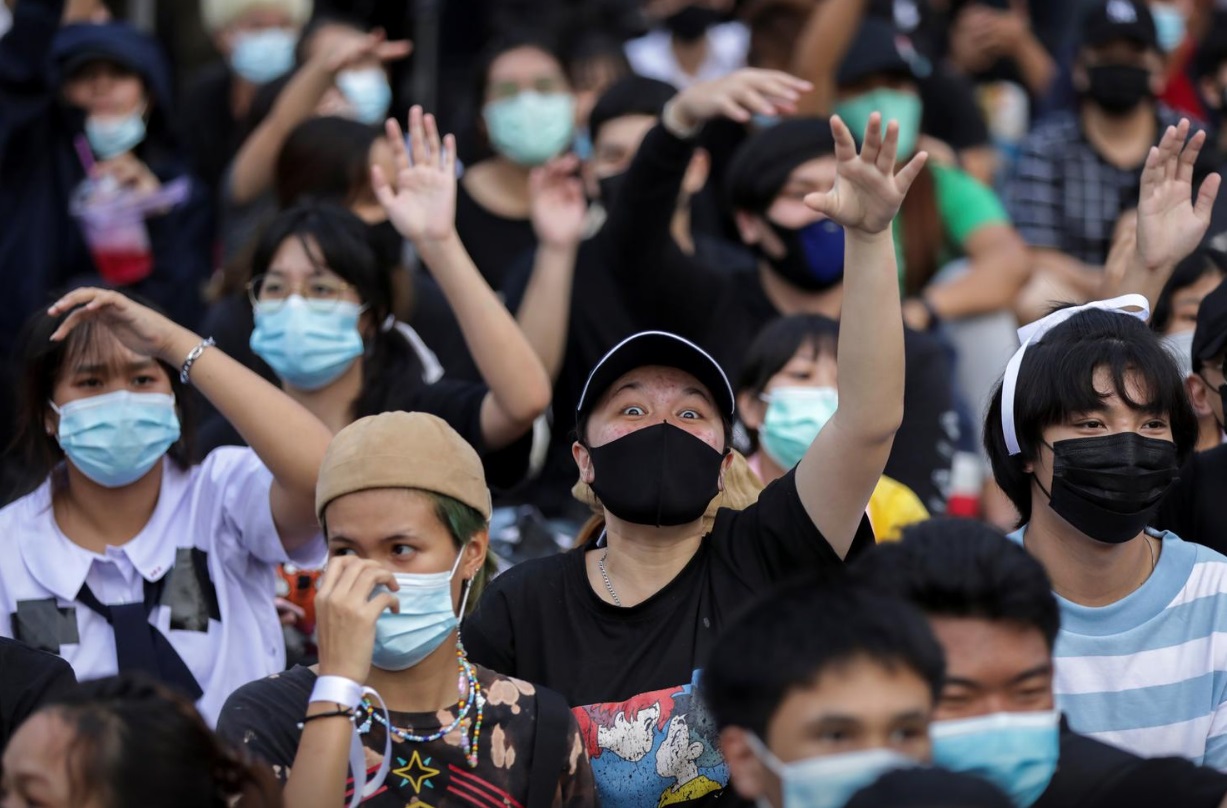 اشارات دست زبان جدید اعتراض در تایلند