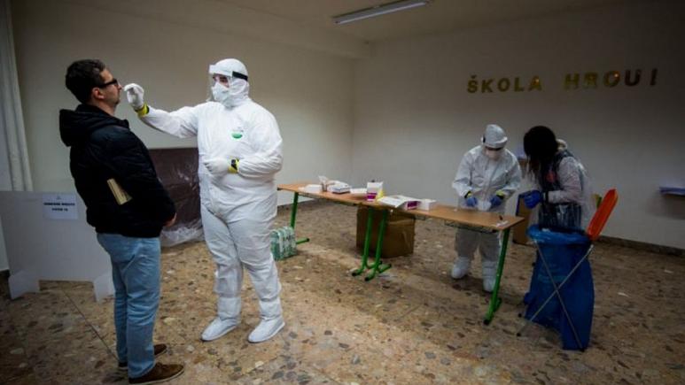 اسلواکی در اقدامی منحصر به فرد در جهان از کل جمعیت خود آزمایش کرونا میگیرد اسلواکی در اقدامی منحصر به فرد در جهان از کل جمعیت خود آزمایش کرونا میگیرد