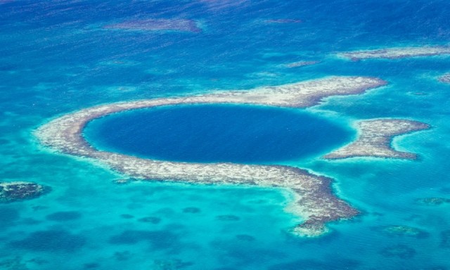 گودال آبی بزرگ در ساحل بلیز&nbsp;