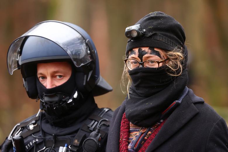 معترضان به ساخت بزرگراه در میان جنگل&zwnj;های آلمان (+عکس)