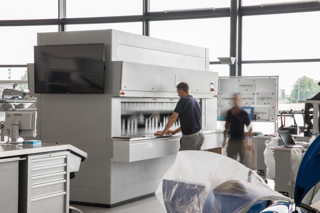 بوگاتی شیرون چگونه تولید می شود؛ ترکیب هنر و مهندسی در یک بوگاتی شیرون چگونه تولید می شود؛ ترکیب هنر و مهندسی در یک