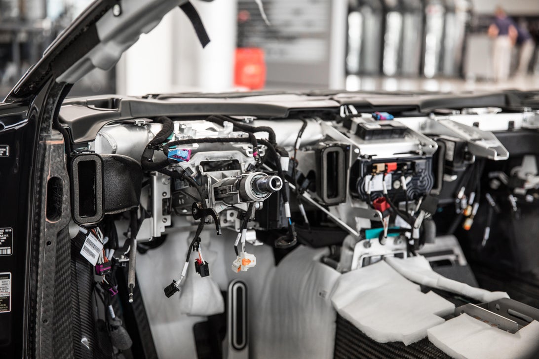 بوگاتی شیرون چگونه تولید می شود؛ ترکیب هنر و مهندسی در یک بوگاتی شیرون چگونه تولید می شود؛ ترکیب هنر و مهندسی در یک