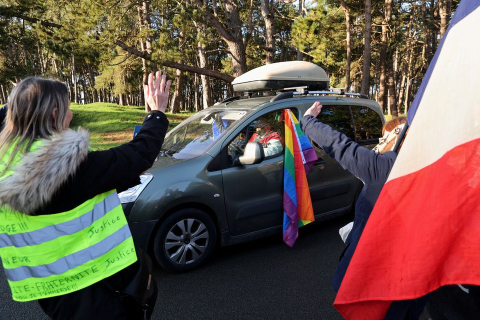 اعتراض خودرویی فرانسه (عکس)/ حضور دوباره جلیقه زردها