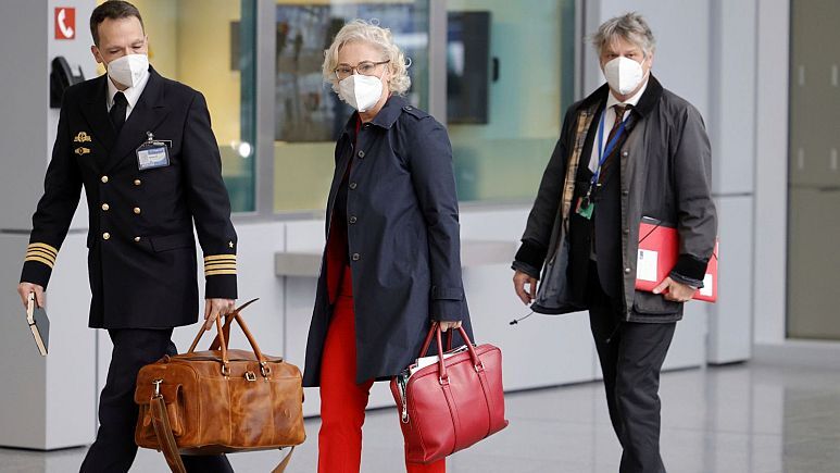 وزیر دفاع آلمان استعفا کرد / از سوار شدن پسر وزیر در بالگرد ارتش تا تبریک ناشیانه سال نو وزیر دفاع آلمان استعفا کرد / از سوار شدن پسر وزیر در بالگرد ارتش تا تبریک ناشیانه سال نو