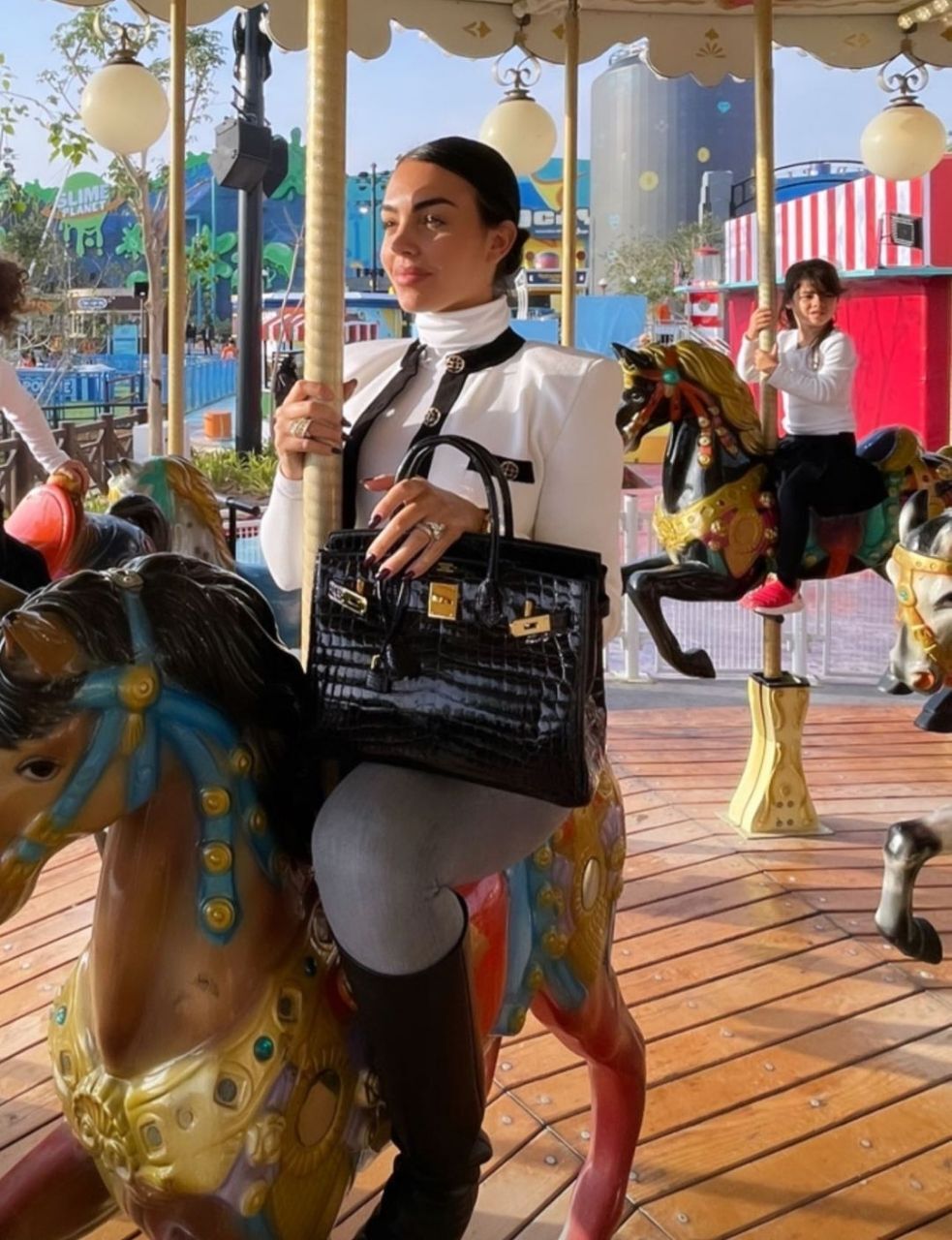 تصاویر جدید جورجینا رودریگز و کریس رونالدو در یک شهربازی عربستان (عکس)