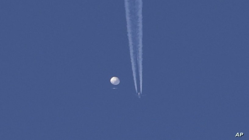 لحظه سرنگونی بالن چین با شلیک جنگنده آمریکایی (عکس)