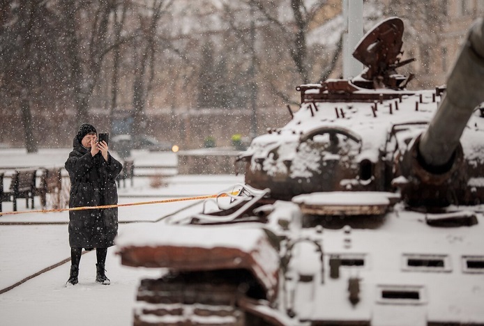 دردسر تانک روسی در لیتوانی / از گل حامیان تا دستشویی مخالفان