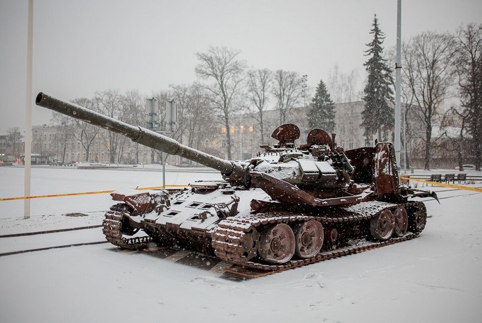 دردسر تانک روسی در لیتوانی / از گل حامیان تا دستشویی مخالفان