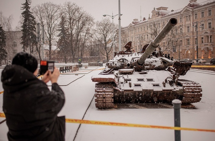 دردسر تانک روسی در لیتوانی / از گل حامیان تا دستشویی مخالفان