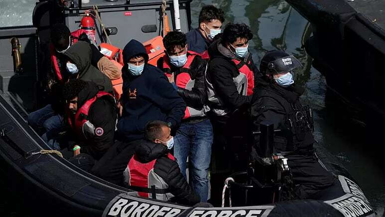 بریتانیا عبور از مانش با قایق های کوچک را به روی پناهندگان بست/  لندن جزئیات را اعلام می‌کند