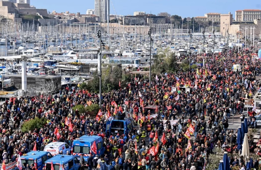 تظاهرات و اعتصاب بزرگ در فرانسه / اختلال در پروازها، مترو، قطارها و اتوبوس ها / بیش از یک میلیون معترض در خیابان / پیوستن معلمان، کارمندان و کارگران به اعتصاب