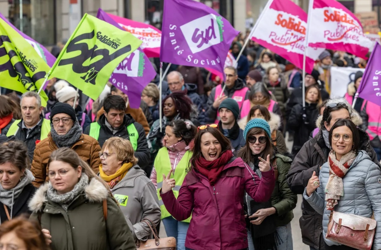 تظاهرات و اعتصاب بزرگ در فرانسه / اختلال در پروازها، مترو، قطارها و اتوبوس ها / بیش از یک میلیون معترض در خیابان / پیوستن معلمان، کارمندان و کارگران به اعتصاب