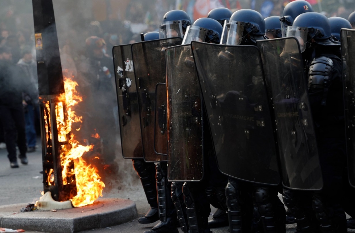 تظاهرات و اعتصاب بزرگ در فرانسه / اختلال در پروازها، مترو، قطارها و اتوبوس ها / بیش از یک میلیون معترض در خیابان / پیوستن معلمان، کارمندان و کارگران به اعتصاب