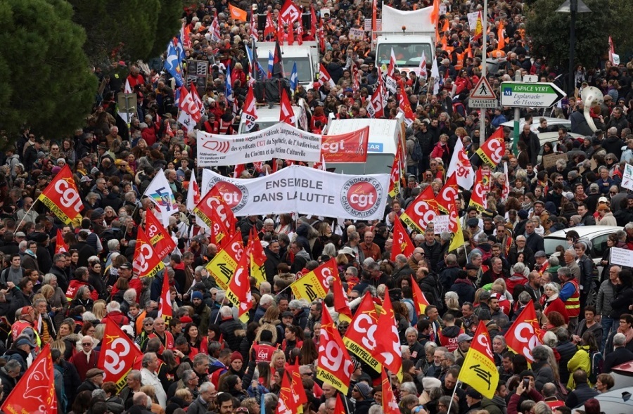 تظاهرات و اعتصاب بزرگ در فرانسه / اختلال در پروازها، مترو، قطارها و اتوبوس ها / بیش از یک میلیون معترض در خیابان / پیوستن معلمان، کارمندان و کارگران به اعتصاب