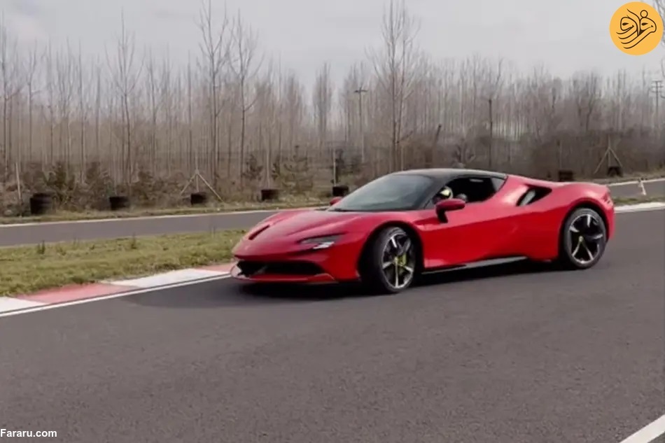 رانندگی حیرت‌انگیز کودک ۳ساله با سریع‌ترین فراری! (+عکس)