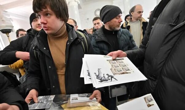 اقدام اوکراینی‌ها به مناسبت نخستین سالگرد حمله روسیه ؛ رونمایی از تمبر بنکسی (نقاش معروف ناشناس)