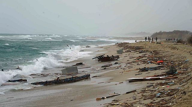 قایق پناهجویان در آبهای ایتالیا غرق شد؛ نوزادی چندماهه و دهها کودک و بزرگسال جان باختند قایق پناهجویان در آبهای ایتالیا غرق شد؛ نوزادی چندماهه و دهها کودک و بزرگسال جان باختند