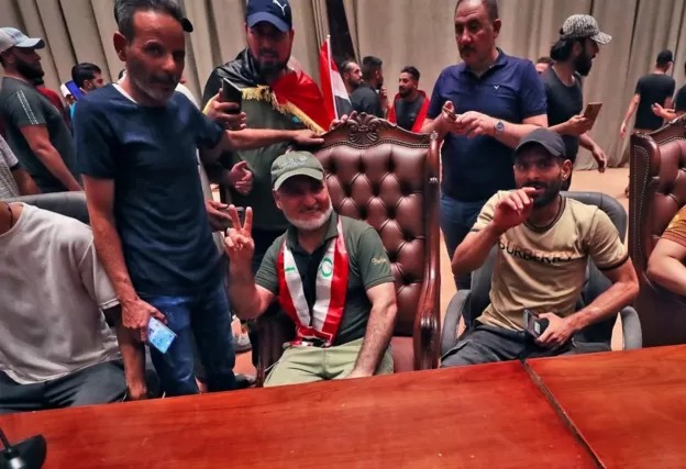 ادامه تحصن صدری ها در پارلمان عراق / مقتدی صدر: قانون اساسی اصلاح شود