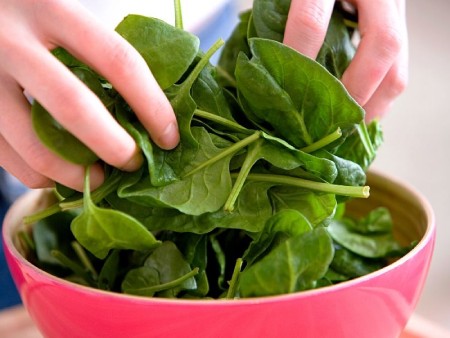 روش نگهداری اسفناج هم در یخچال و هم فریزر